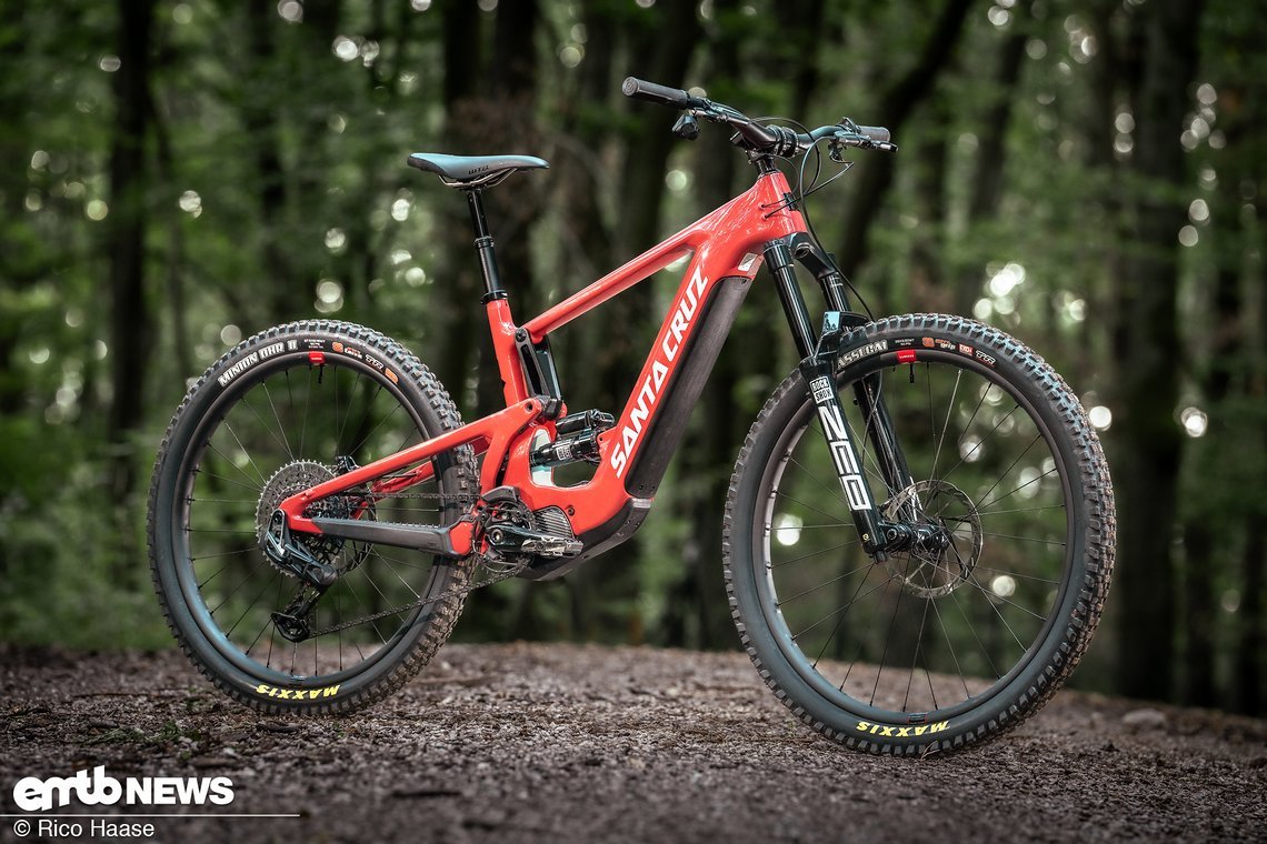 Das Santa Cruz Heckler CC MX kommt mit gemixten Laufrädern, einem schicken Carbonrahmen, potentem Fahrwerk und kraftvollem Shimano EP801-Motor.