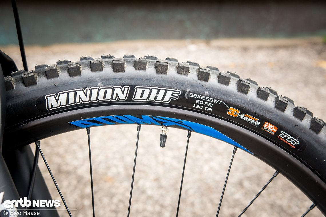 Interessant: Vorne verbaut BH Bikes einen 2,5" Reifen, während ...