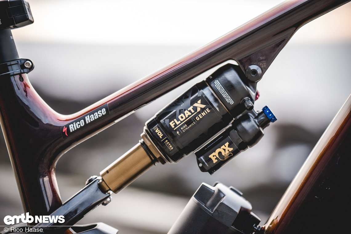 ... der Fox Float Factory-Dämpfer mit Genie-Technologie von Specialized zum Einsatz.