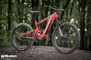 Das Santa Cruz Heckler CC MX kommt mit gemixten Laufrädern, einem schicken Carbonrahmen, potentem Fahrwerk und kraftvollem Shimano EP801-Motor. Das Santa Cruz Heckler CC MX kommt mit gemixten Laufrädern, einem schicken Carbonrahmen, potentem Fahrwerk und kraftvollem Shimano EP801-Motor.