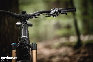 Beim Lenker kommt auch am 2025er-Wild M-LTD ein OC Mountain Control MC10 Carbon zum Einsatz. Beim Lenker kommt auch am 2025er-Wild M-LTD ein OC Mountain Control MC10 Carbon zum Einsatz.