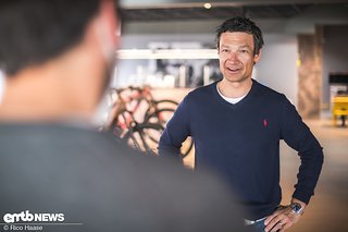 Christoph Mannel, Regional Managing Director / Accell Group, führte uns durch die dunkelgrau gestrichene Halle mit ansehnlichen Podesten, Raumteilern aus Naturholz und kleinen separaten Fahrrad-Welten einzelner Marken, die die Accell Group im Portfo Christoph Mannel, Regional Managing Director / Accell Group, führte uns durch die dunkelgrau gestrichene Halle mit ansehnlichen Podesten, Raumteilern aus Naturholz und kleinen separaten Fahrrad-Welten einzelner Marken, die die Accell Group im Portfo