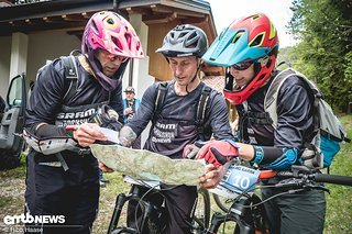 Auf dem Weg müssen die Teilnehmenden Orientierungspunkte finden und den Transponder dagegen halten, um Punkte zu bekommen Auf dem Weg müssen die Teilnehmenden Orientierungspunkte finden und den Transponder dagegen halten, um Punkte zu bekommen