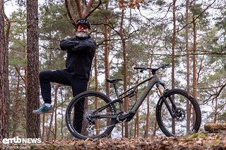 Was meint ihr, ist das Cube AMS Hybrid ONE44 Super TM genauso souverän auf dem Trail wie Rico hier neben dem Bike? Was meint ihr, ist das Cube AMS Hybrid ONE44 Super TM genauso souverän auf dem Trail wie Rico hier neben dem Bike?