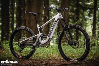 Schnörkelloses Design am Carbonrahmen und sensibler VPP-Hinterbau: Santa Cruz Heckler SL! Schnörkelloses Design am Carbonrahmen und sensibler VPP-Hinterbau: Santa Cruz Heckler SL!