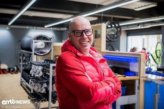 Udo Zrenner, Head of Production, präsentiert uns stolz die gläserne Manufaktur in Schweinfurt Udo Zrenner, Head of Production, präsentiert uns stolz die gläserne Manufaktur in Schweinfurt