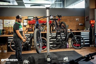Ein Highlight der Mechaniker dürften die elektrischen Montageständer sein. Ein Highlight der Mechaniker dürften die elektrischen Montageständer sein.