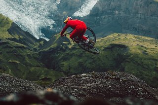 Korbinian Engstler war für sein neues Video „WHYNOT?“ in Kanada, auf Island und in der Wüste von Namibia unterwegs. Korbinian Engstler war für sein neues Video „WHYNOT?“ in Kanada, auf Island und in der Wüste von Namibia unterwegs.