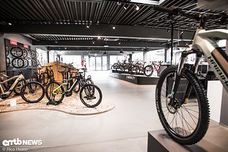 Aus einem alten Autohaus wurde ein stylischer Accell-Store – ein attraktiver Showroom – gemacht Aus einem alten Autohaus wurde ein stylischer Accell-Store – ein attraktiver Showroom – gemacht
