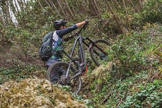 Mit der kraftvolleren Schiebehilfe lassen sich steile Anstiege in Laufgeschwindigkeit leicht meistern Mit der kraftvolleren Schiebehilfe lassen sich steile Anstiege in Laufgeschwindigkeit leicht meistern