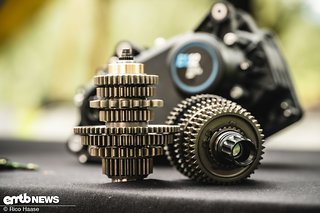 Das integrierte 12-Gang-Getriebe hat eine Bandbreite von 600 %, die 9-Gang-Version hat 568 %. Das integrierte 12-Gang-Getriebe hat eine Bandbreite von 600 %, die 9-Gang-Version hat 568 %.