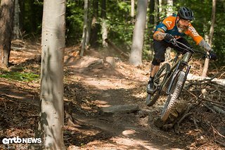 Natürlich hetzen wir E-Bikes mit Bosch Performance CX Motor ordentlich über die Trails Natürlich hetzen wir E-Bikes mit Bosch Performance CX Motor ordentlich über die Trails