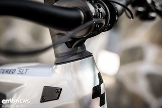 Direkt unterhalb des Vorbaus verschwinden die wenigen Kabel, die trotz AXS-Technologie noch an Bord sind Direkt unterhalb des Vorbaus verschwinden die wenigen Kabel, die trotz AXS-Technologie noch an Bord sind