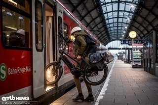 Dieses kleine E-Bike eignet sich auch gut zum Pendeln mit dem Zug Dieses kleine E-Bike eignet sich auch gut zum Pendeln mit dem Zug
