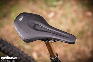 Platz genommen wird auf einer Kombination aus Fizik-Sitzbrötchen und güldener 200-mm-Fox-Transfer. Platz genommen wird auf einer Kombination aus Fizik-Sitzbrötchen und güldener 200-mm-Fox-Transfer.