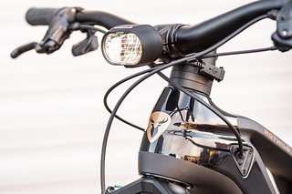 An einem E-Bike mit urbanem Einsatzzweck ein Muss: eine helle Lampe an der Front. An einem E-Bike mit urbanem Einsatzzweck ein Muss: eine helle Lampe an der Front.