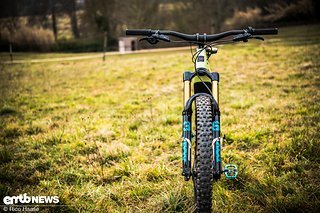 An der Front des Santa Cruz Heckler 29 XO1 AXS sorgt eine Fox 36 Float mit 160 mm Federweg und Kashima-Beschichtung. An der Front des Santa Cruz Heckler 29 XO1 AXS sorgt eine Fox 36 Float mit 160 mm Federweg und Kashima-Beschichtung.