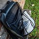 Gepolstertes Laptopfach, iPad-Fach aus Neopren und viele Organizer-Funktionen auf der Rückseite der Rucksackklappe