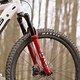 Steffie steht auf Rot und die Performance der RockShox Lyrik Ultimate