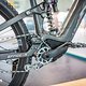 Das ausgestellte E-MTB mit High-Pivot-Federungssystem verfügt über ...