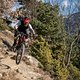 Wenn der Trail ruppiger und technisch anspruchsvoller wird, bedarf es einiges an Körpereinsatz, damit dieses E-MTB aktiv darüber tänzelt