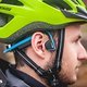 Die Open-Ear Kopfhörer sitzen vor dem Ohr und übertragen den Sound über die Knochen