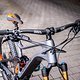 Das breite Cockpit ist aufgeräumt und mit einem …